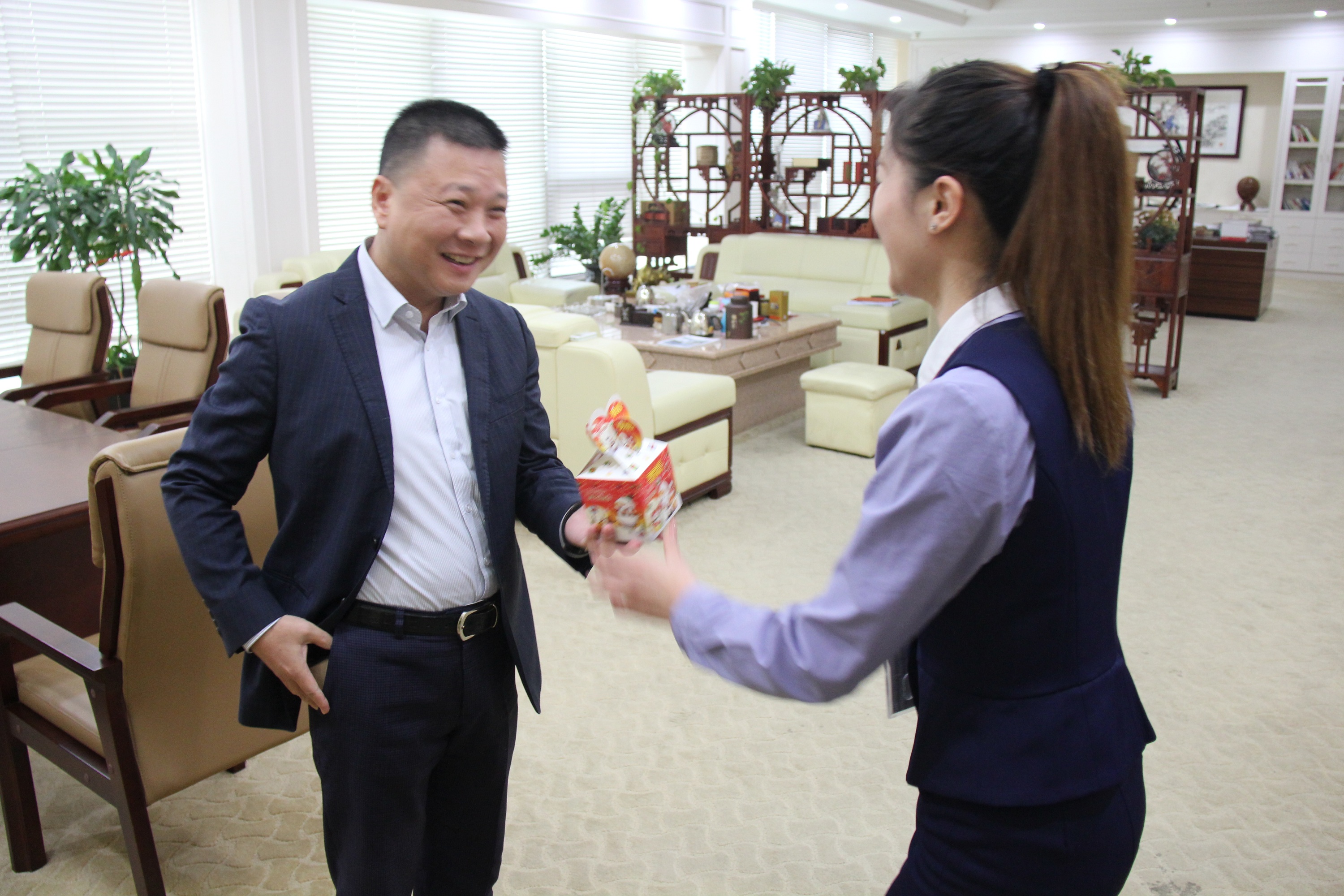 圣悅詩國際輕奢美妝為公司員工送平安祝福！